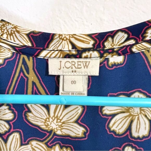 J. Crew Drapey scoopneck short sleeve top in navy floral, size 00 - Picture 3 of 5